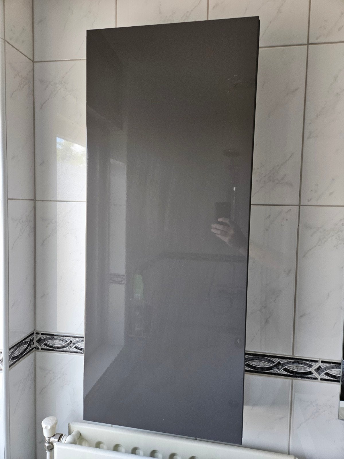 IKEA badkamerkast hoogglans grijs met glazen planken, Huis en Inrichting, Badkamer | Badkamermeubels, Ophalen, (Half)hoge kast