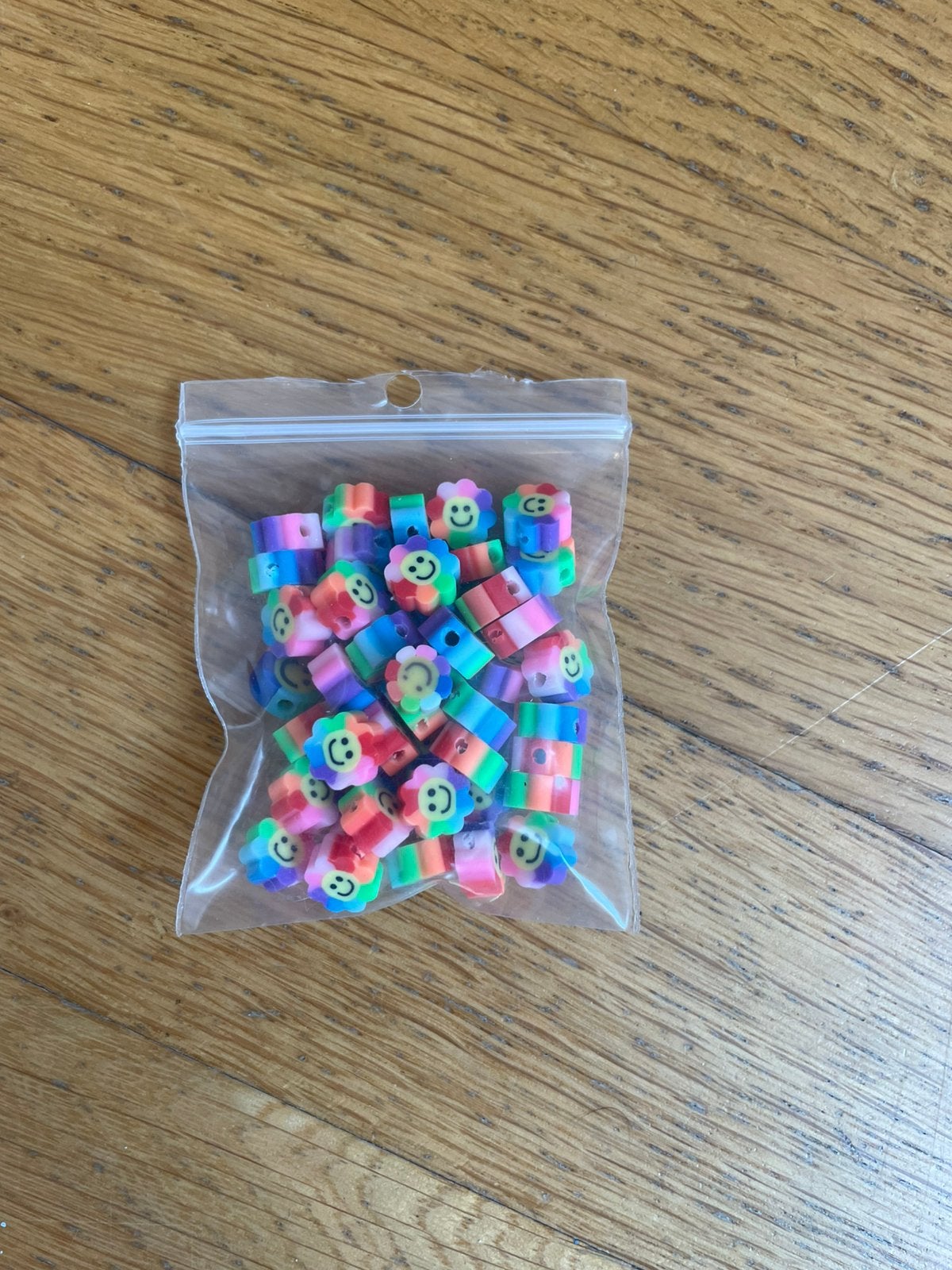 50 regenboog bloemetjes polymeer kralen, Hobby en Vrije tijd, Kralen en Sieraden maken, Ophalen of Verzenden, Nieuw, Kraal