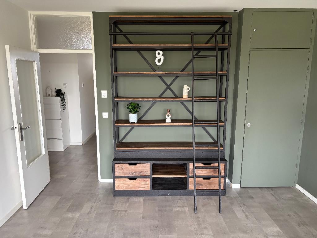 Industriële open kast met ladder (nieuw prijs; 2.405,-), Met plank(en), 200 cm of meer, 150 tot 200 cm, Zo goed als nieuw