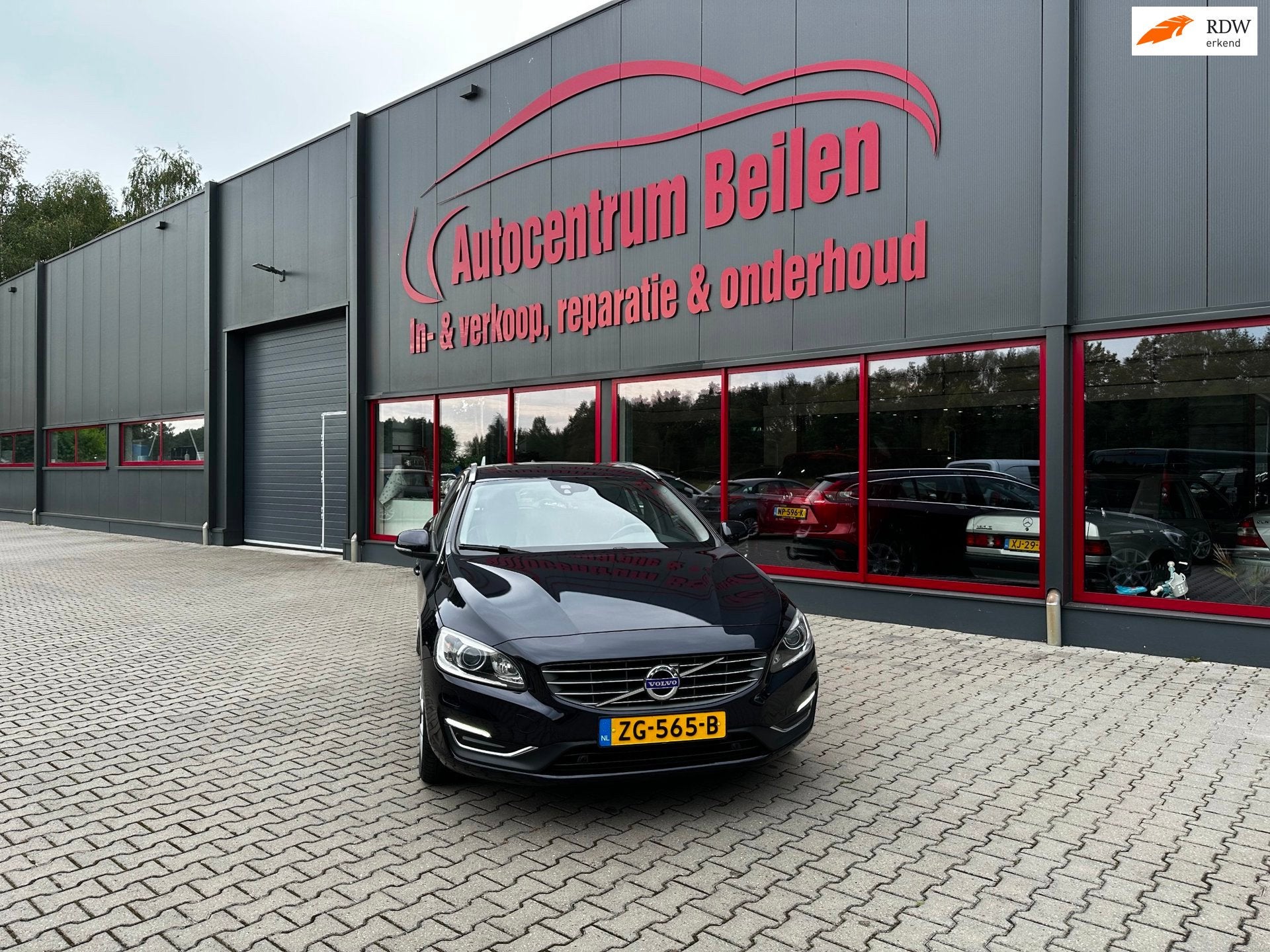 Volvo V60 2.4 D5 Twin Engine R-Design / Automaat / Leder / S, Auto's, Automaat, Dealer onderhouden, Euro 6, Blauw