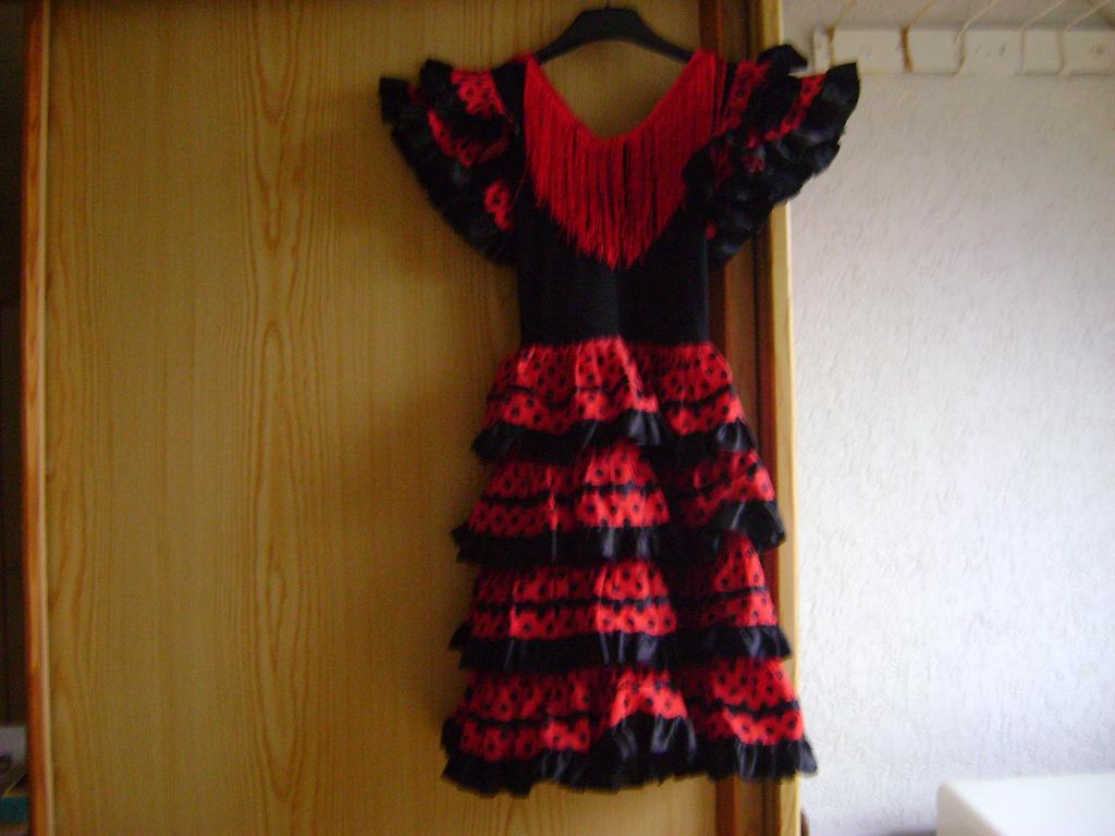 rood/zwarte spaanse jurk mt140 met stroken franjes en ballen, Ophalen of Verzenden, Zo goed als nieuw, 134 t/m 140, Meisje