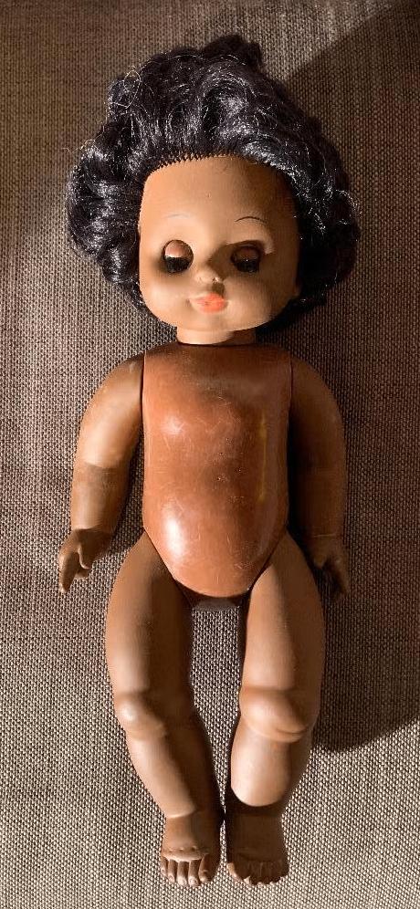 Pop met zwarte haren en donkere huidkleur, speelgoedpop, Kinderen en Baby's, Speelgoed | Poppen, Ophalen of Verzenden, Zo goed als nieuw