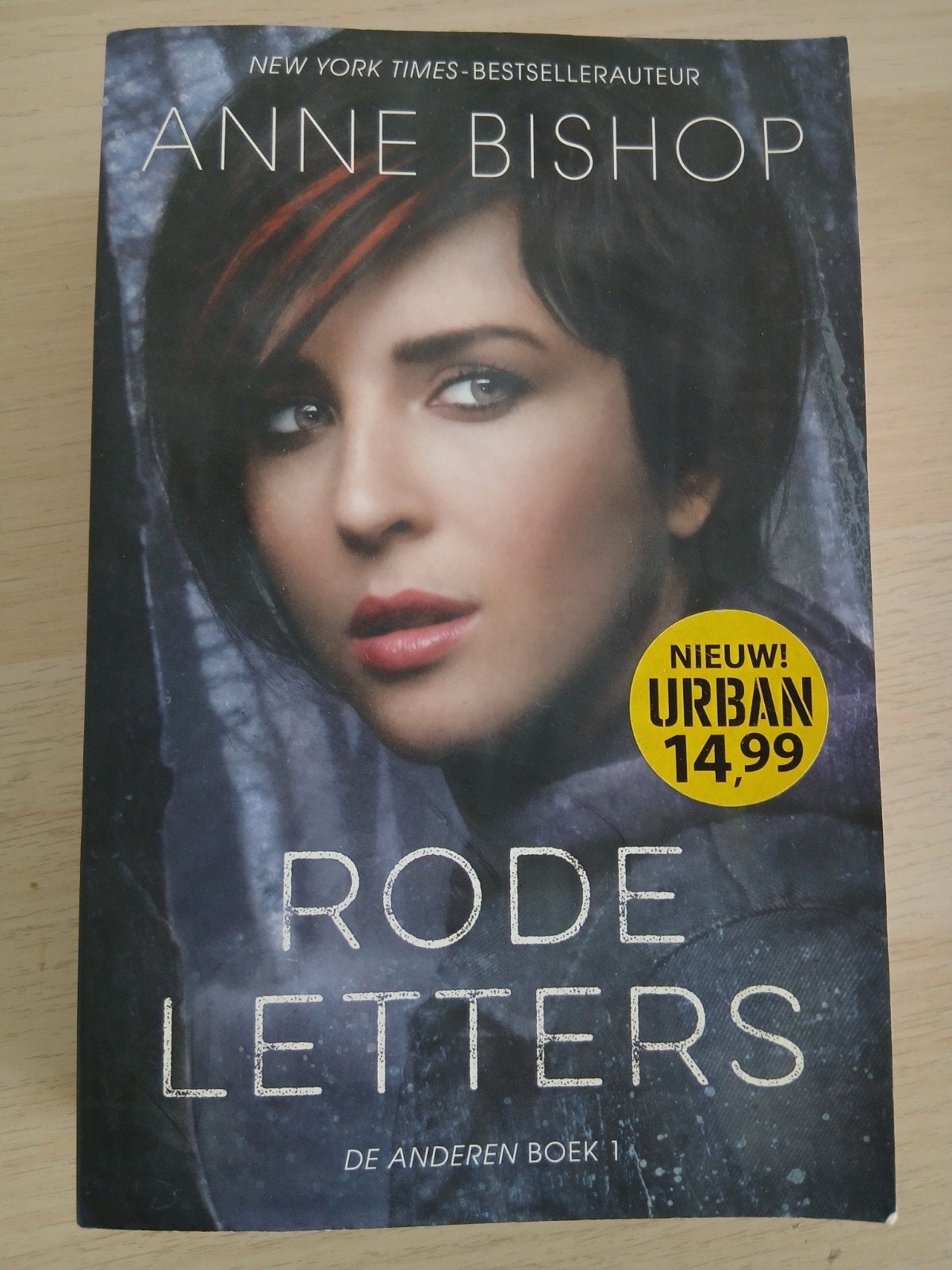 Boek Anne Bishop - Rode letters, Ophalen, Zo goed als nieuw, Anne Bishop