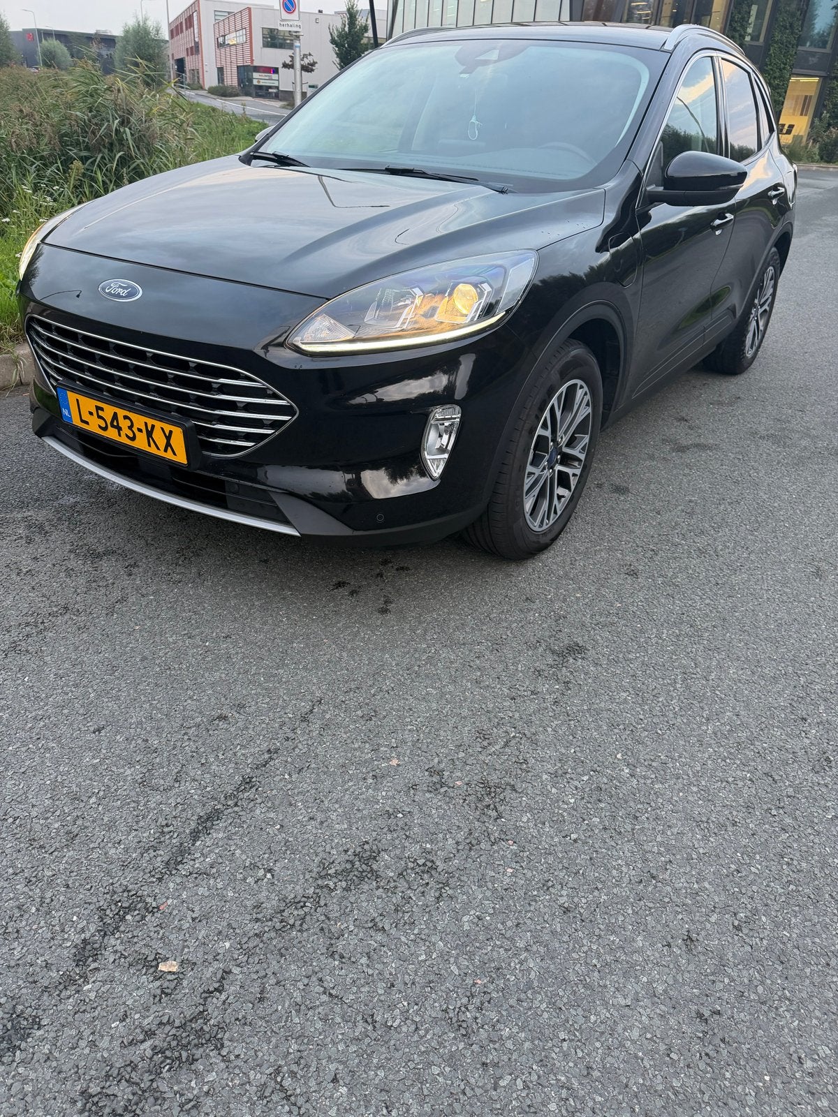 Foto 2 van Ford Kuga 2.5 Phev E-cvt 225pk 2021 Zwart