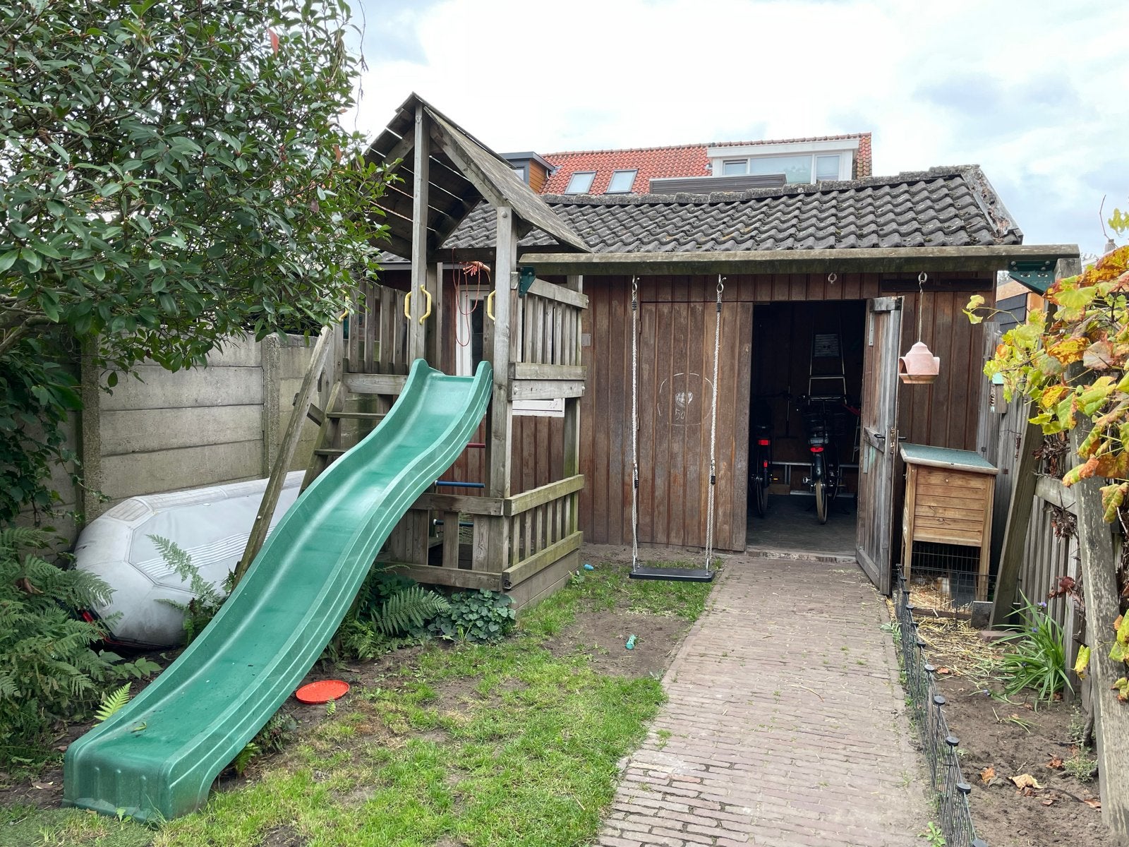 Houten speeltoestel met glijbaan en schommel, Ophalen, Gebruikt, Glijbaan
