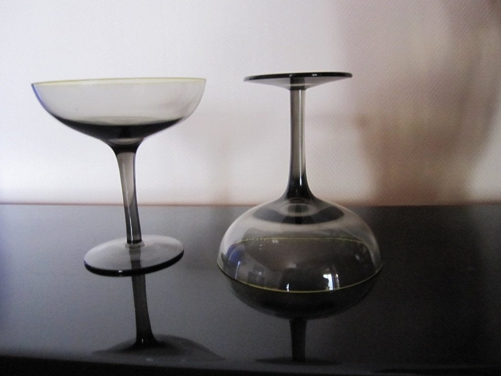 Twee mooie smoked glass champagne coupes, Antiek en Kunst, Verzenden