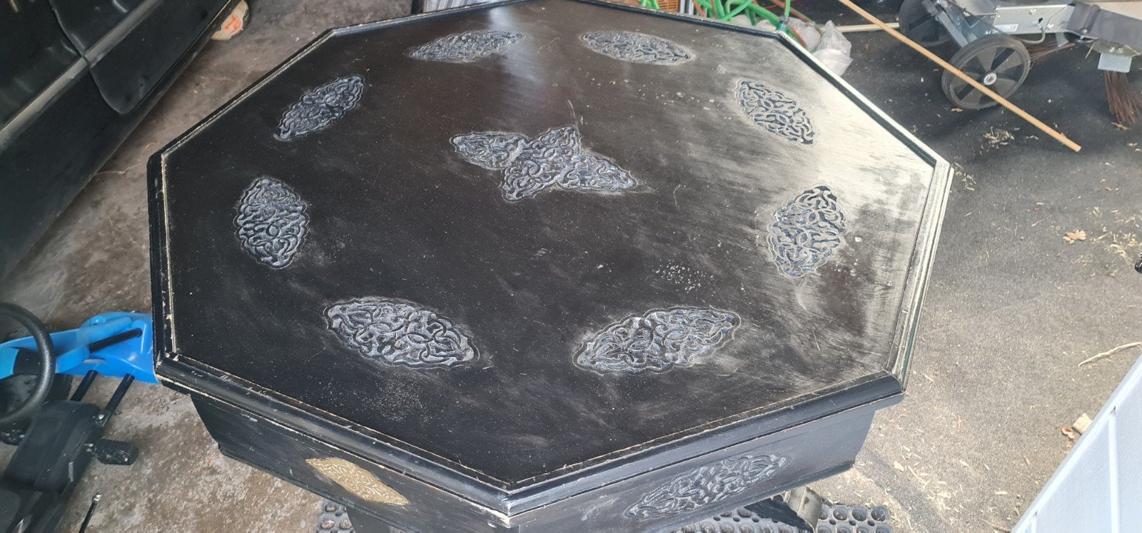 Marokkaanse salontafel met handbewerkt blad, Overige houtsoorten, Gebruikt, Ophalen of Verzenden, Marokkaans, Oosters, Handgemaakt