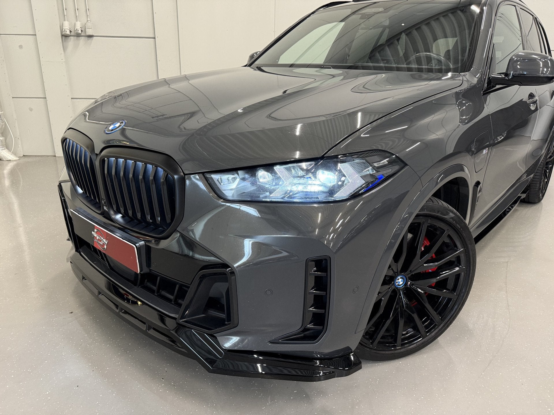 BMW X5 xDrive50e M-Sport DRAVITGRAU/PANO/22"/M-SPORTSTOELEN/, Auto's, Automaat, Dealer onderhouden, Gebruikt, 2395 kg