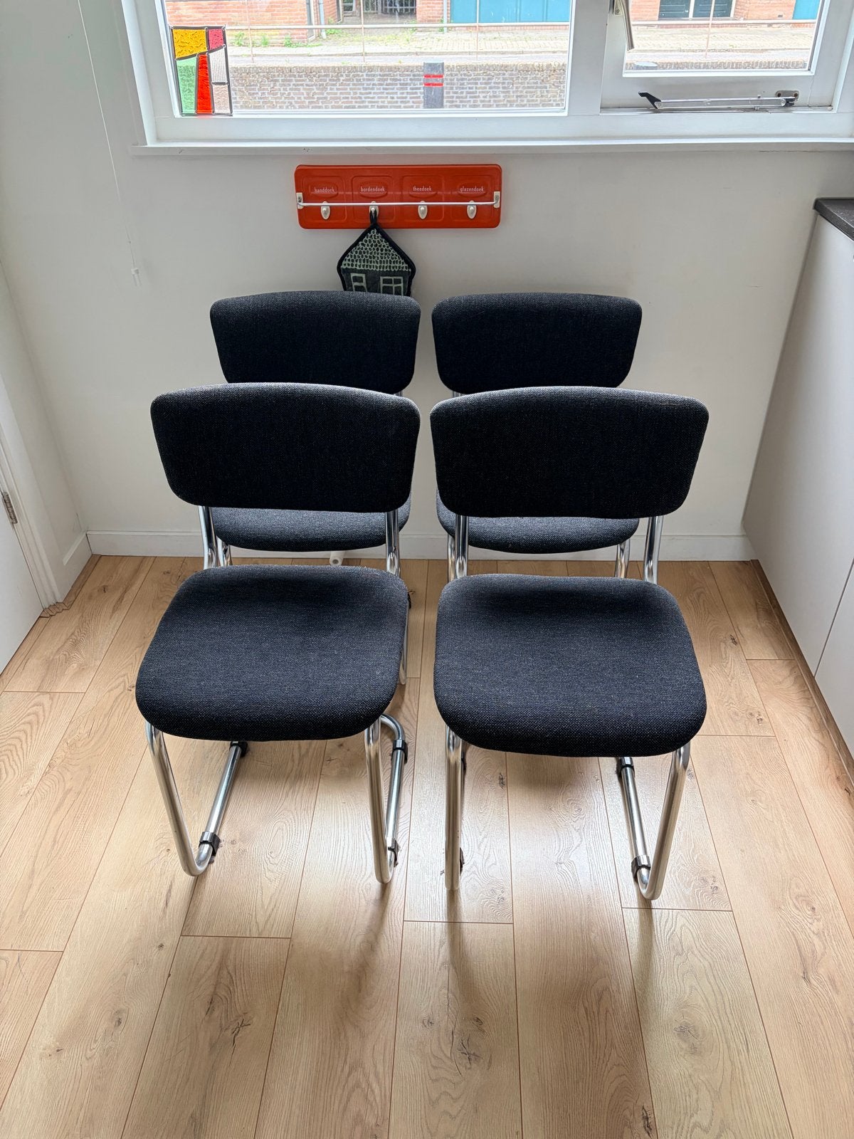 Eetkamerstoelen van Bebob Design, Huis en Inrichting, Stoelen, Ophalen, Gebruikt, Vintage look, maar nieuw design., Vier