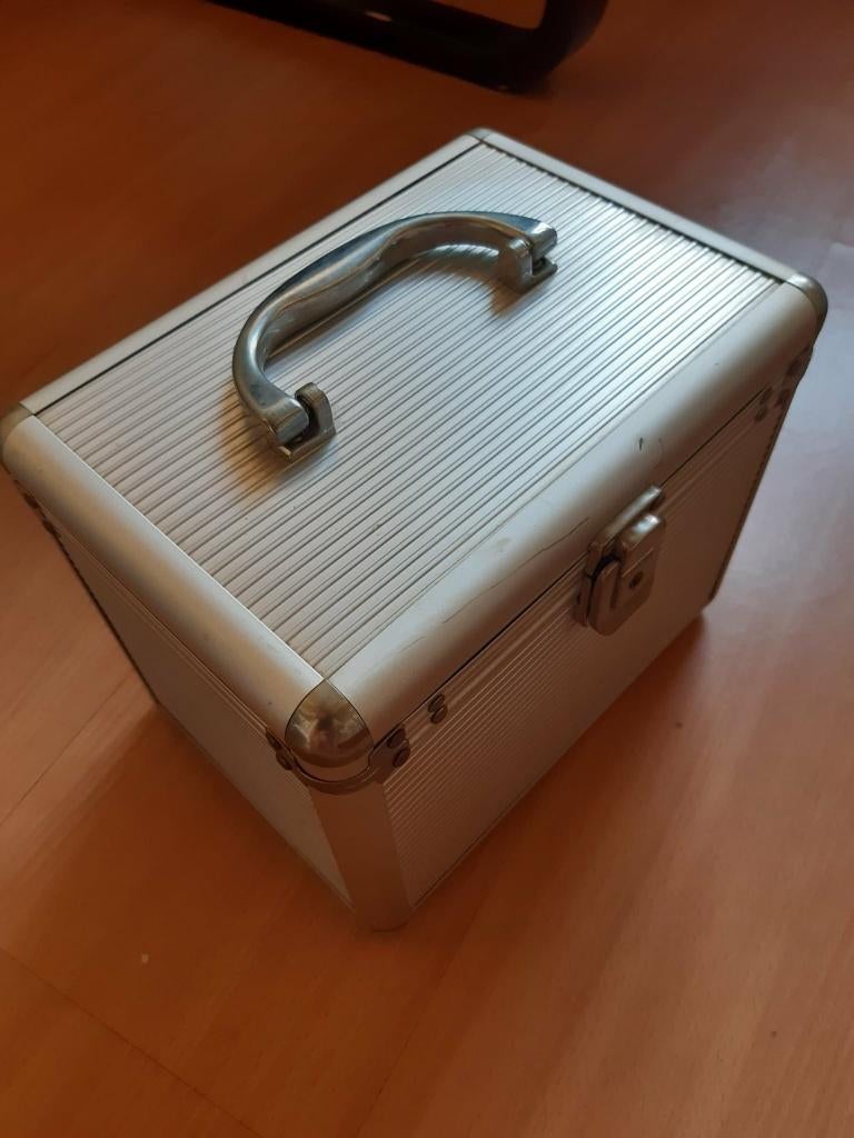 koffertje zilverkleurig  22x15x18cm hoog met sleuteltje €10, Sieraden, Tassen en Uiterlijk, Koffers, Minder dan 50 cm, Ophalen of Verzenden