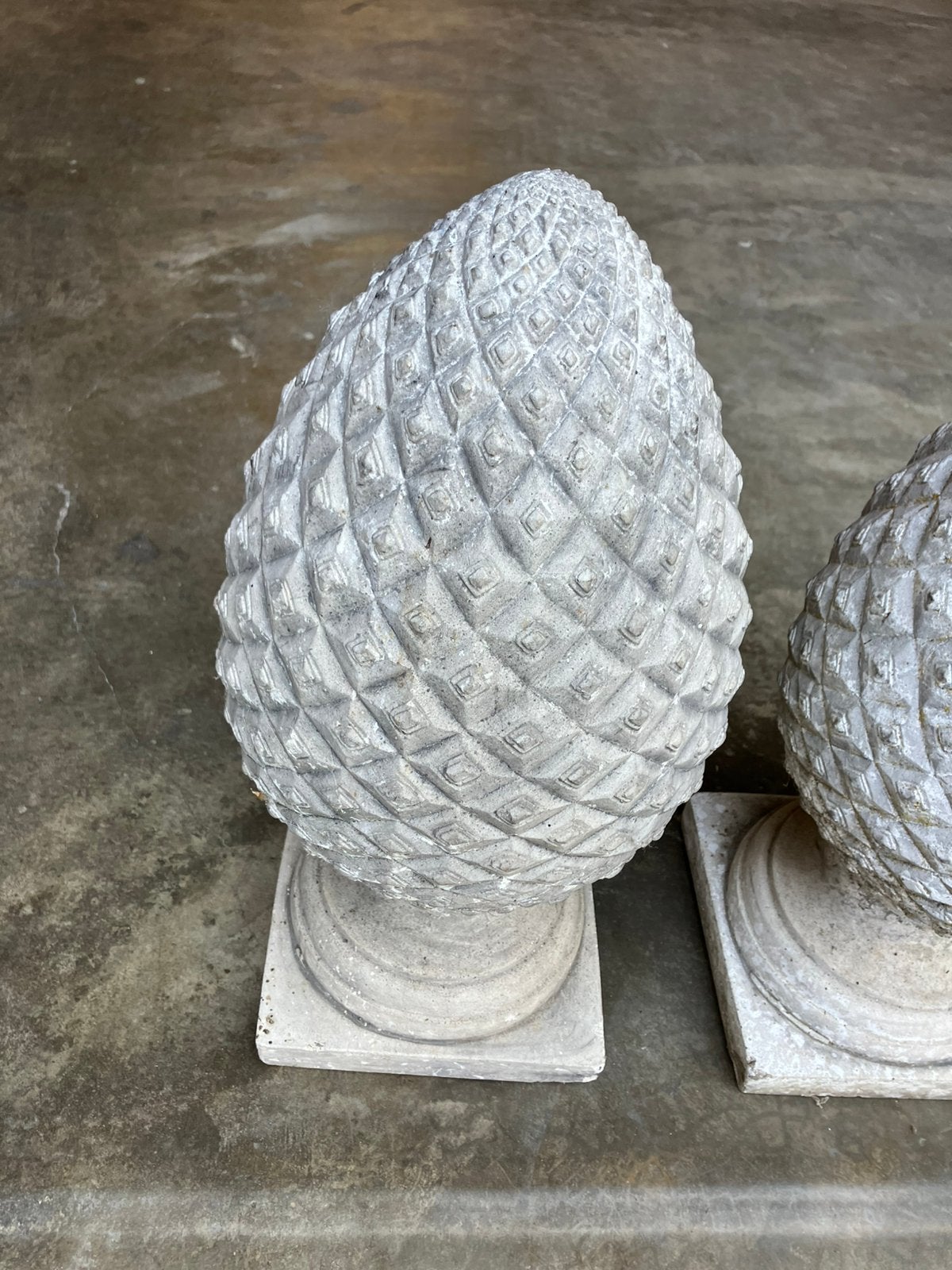 2 betonnen dennenappels, Tuin en Terras, Tuinbeelden, Ophalen, Gebruikt, Beton, Overige typen