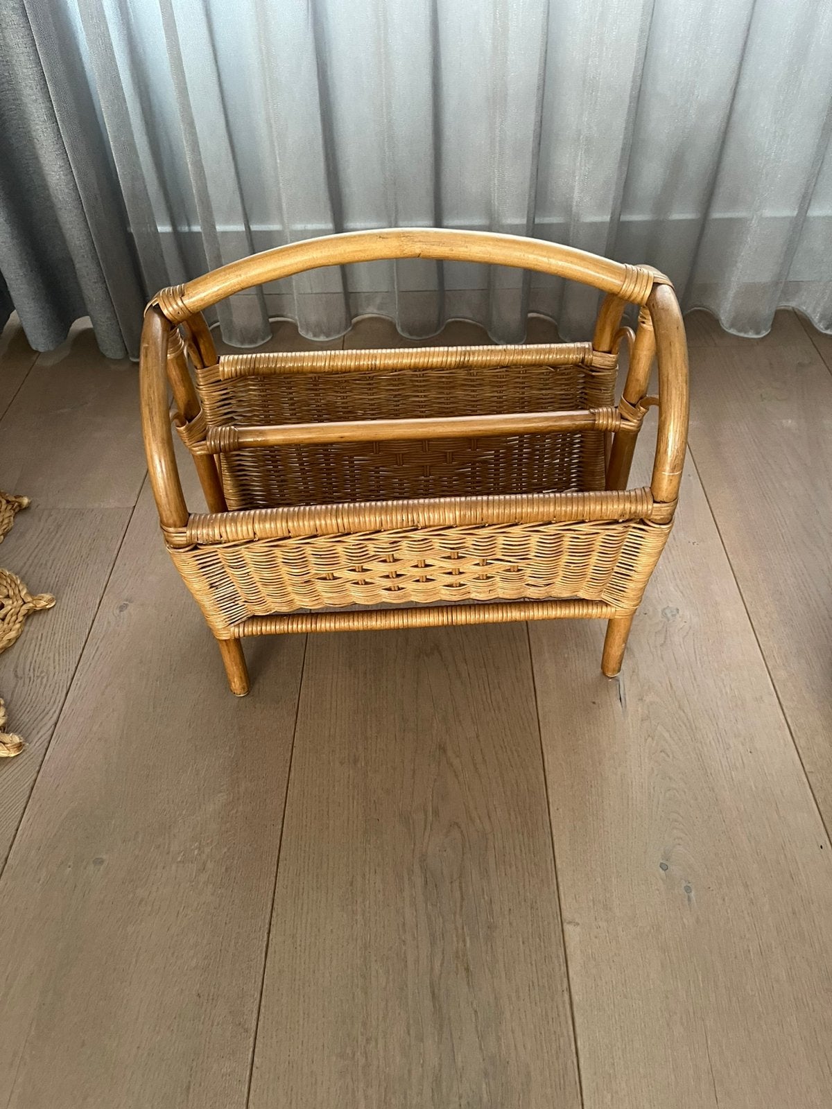 Vinted lektuur bak rotan, Huis en Inrichting, Woonaccessoires | Krantenbakken en Lectuurbakken, Ophalen, Zo goed als nieuw