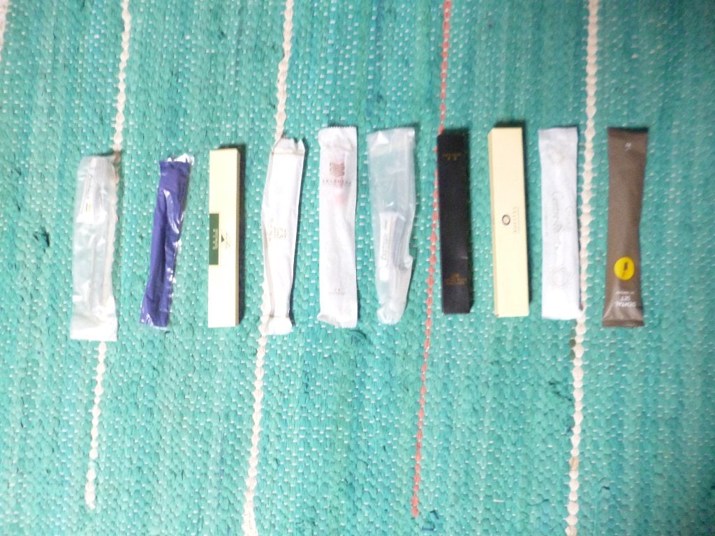 5 Tandenborstels met klein tubetje tandpasta voor €1,00, Sieraden, Tassen en Uiterlijk, Ophalen of Verzenden, Nieuw, Tandenborstel