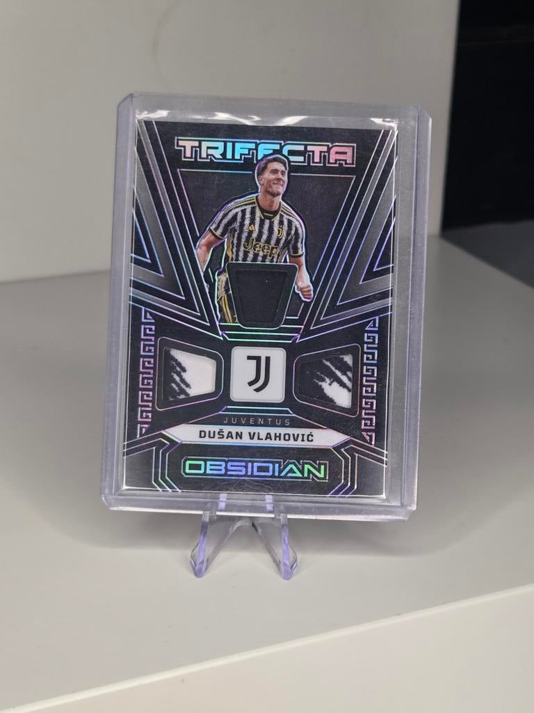 Dusan Vlahovic - Panini Obsidian 23/24 - Triple Patch 01/50, Ophalen of Verzenden, Zo goed als nieuw, Buitenlandse clubs, Poster, Plaatje of Sticker