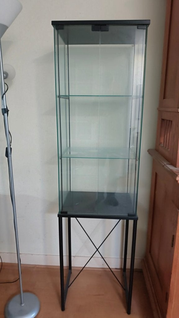 Glazen vitrinekast Skanör met metalen onderstel, Huis en Inrichting, Ophalen, Met plank(en), Minder dan 50 cm, Zo goed als nieuw