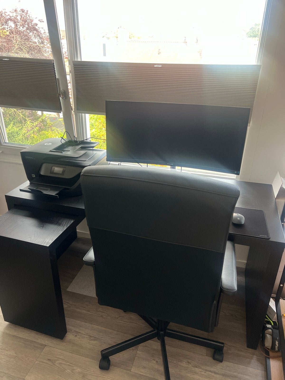 Comfortabele bureaustoel en uitschuifbaar bureau, Huis en Inrichting, Ophalen, Zwart, Hoekbureau, Zo goed als nieuw