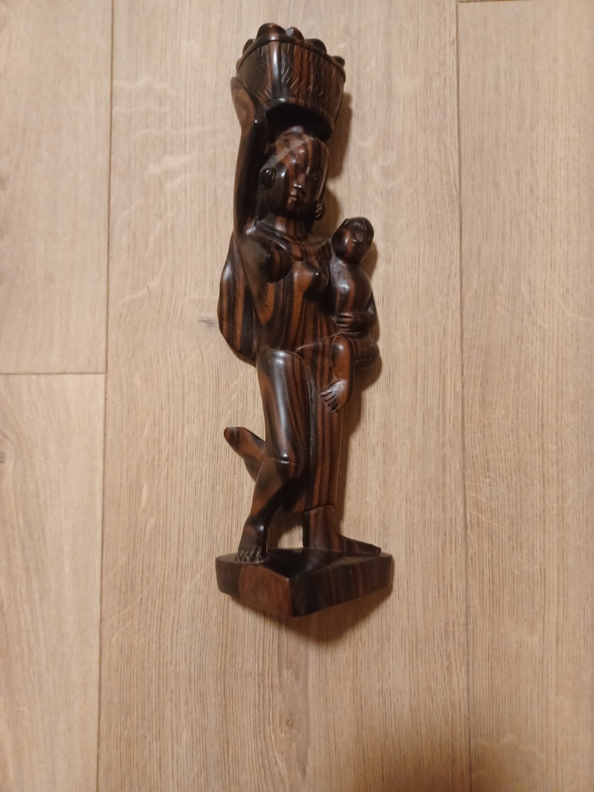 Houten beeld uit Bali. Vrouw met kind en mand - 30 cm hoog, Ophalen of Verzenden, Handgemaakt, 20 - 50 cm, Beeld