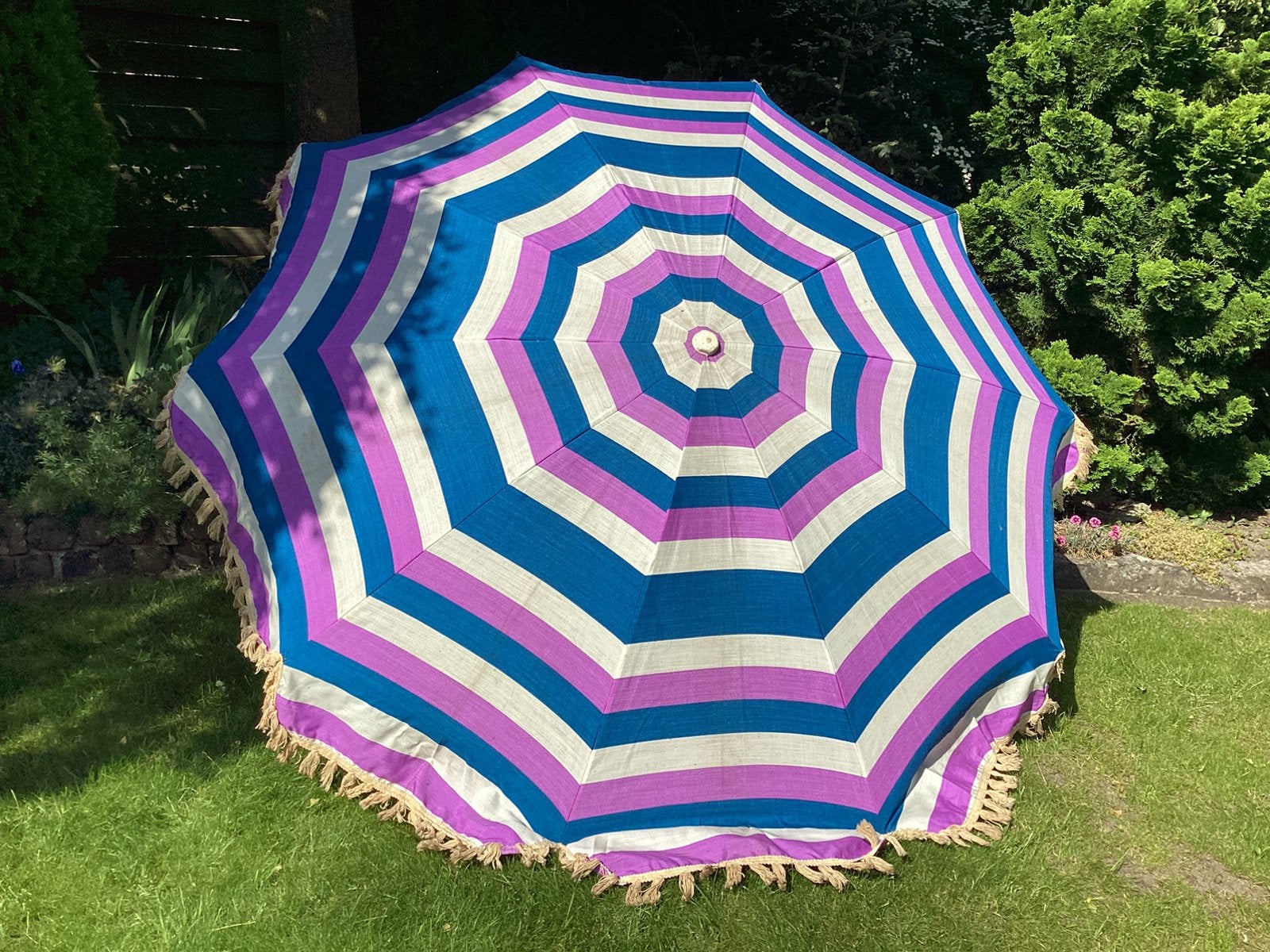 Mooie, degelijke  parasol met knikarm, vrolijk gestreept, Tuin en Terras, Parasols, Ophalen, Zo goed als nieuw, Stokparasol, Kantelbaar