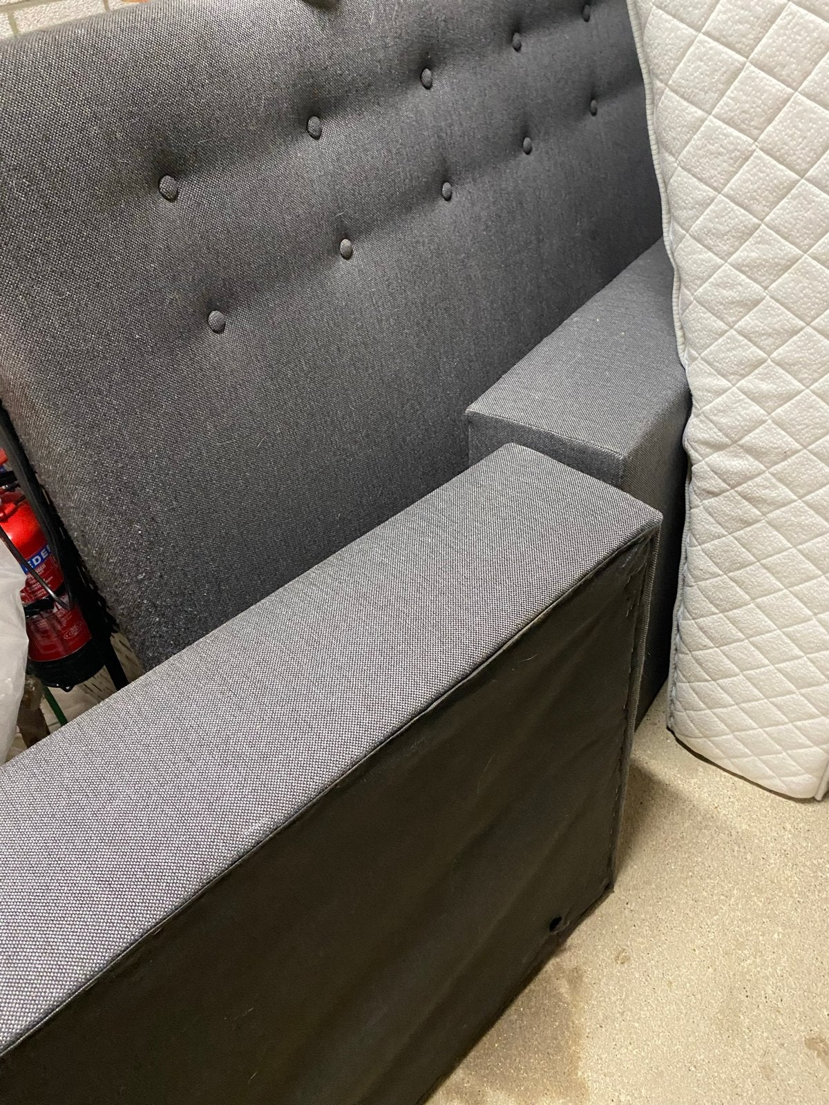 Grijs tweepersoons boxspring 140x200 met hoofdbord