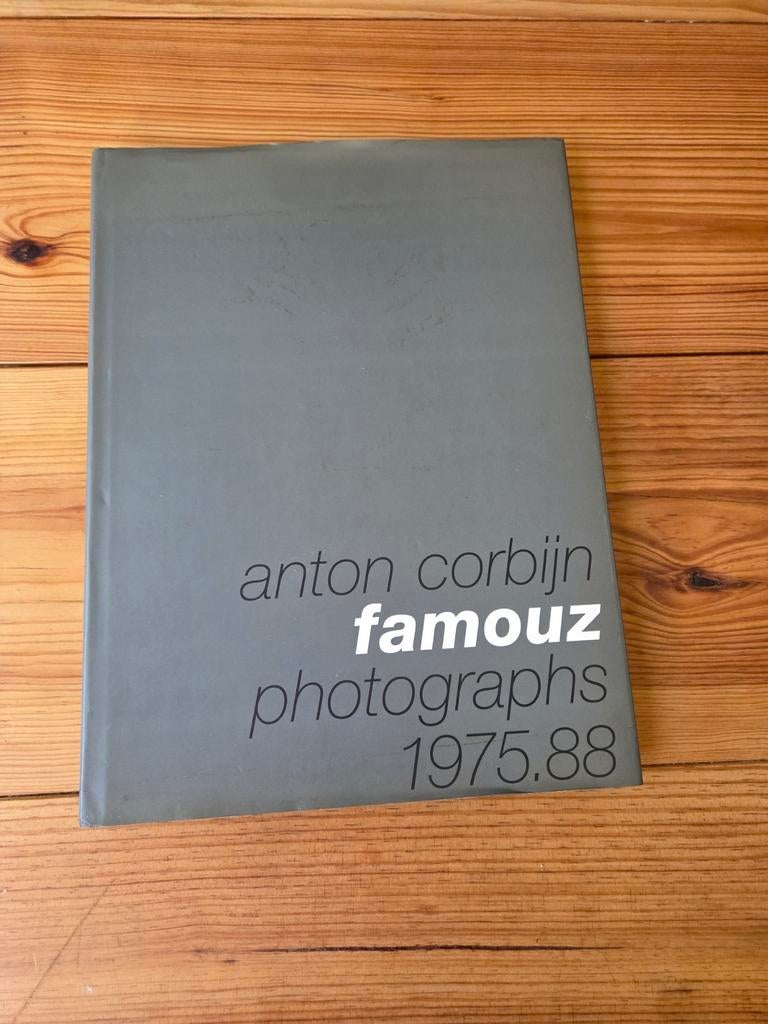 Anton Corbijn Famouz Photographs 1975.88, Boeken, Ophalen of Verzenden, Zo goed als nieuw, Fotografen, Anton Corbijn