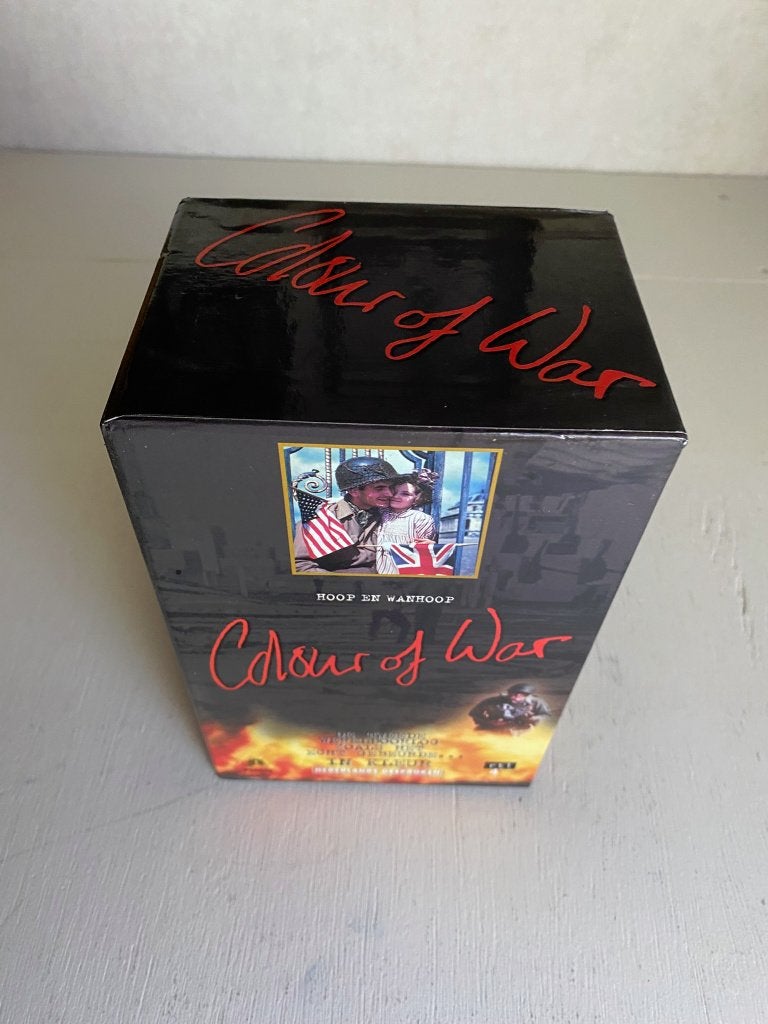 Colour of War - Nederlandse Versie in Kleur - 3 VHS Videobox, Cd's en Dvd's, VHS | Film, Alle leeftijden, Ophalen of Verzenden