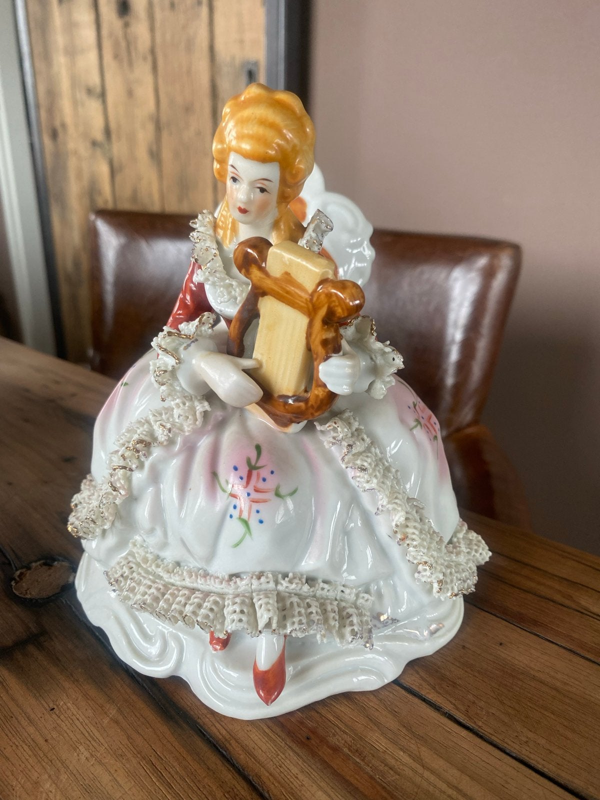 Vintage beeldje dame met harp, 18 cm hoog, Verzamelen, Beelden en Beeldjes, Ophalen of Verzenden, Mens