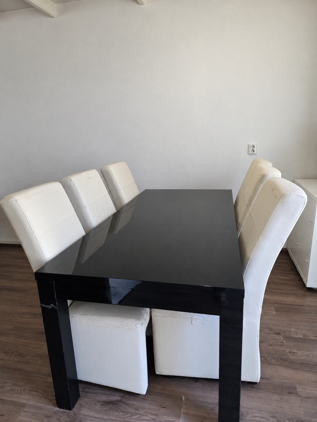 Zwarte hoogglans eettafel met 6 stoelen op wielen, Ophalen, Overige materialen, Gebruikt, 50 tot 100 cm