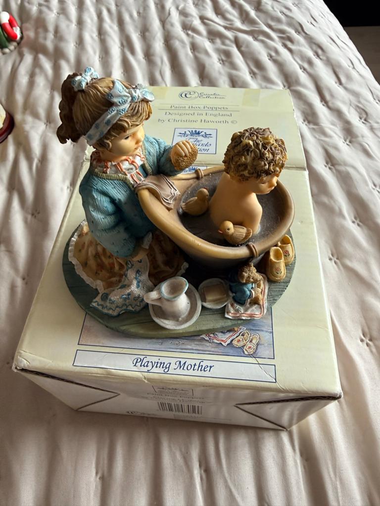 Beeldje "Playing Mother" - The Leonardo Collection, Verzamelen, Ophalen of Verzenden, Zo goed als nieuw, Mens