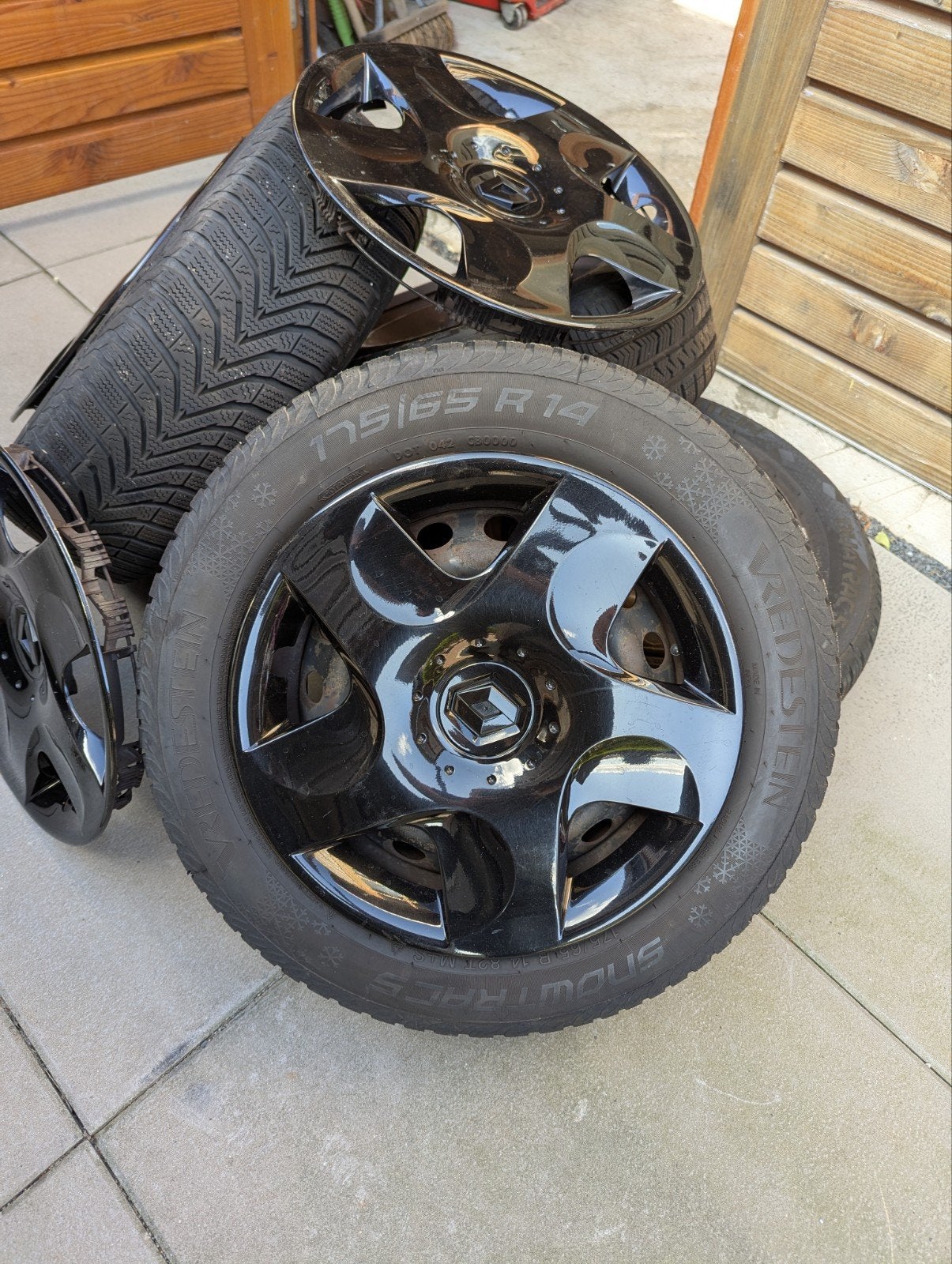 Winterbanden set Renault Twingo 2012 met wieldoppen, Ophalen, Gebruikt