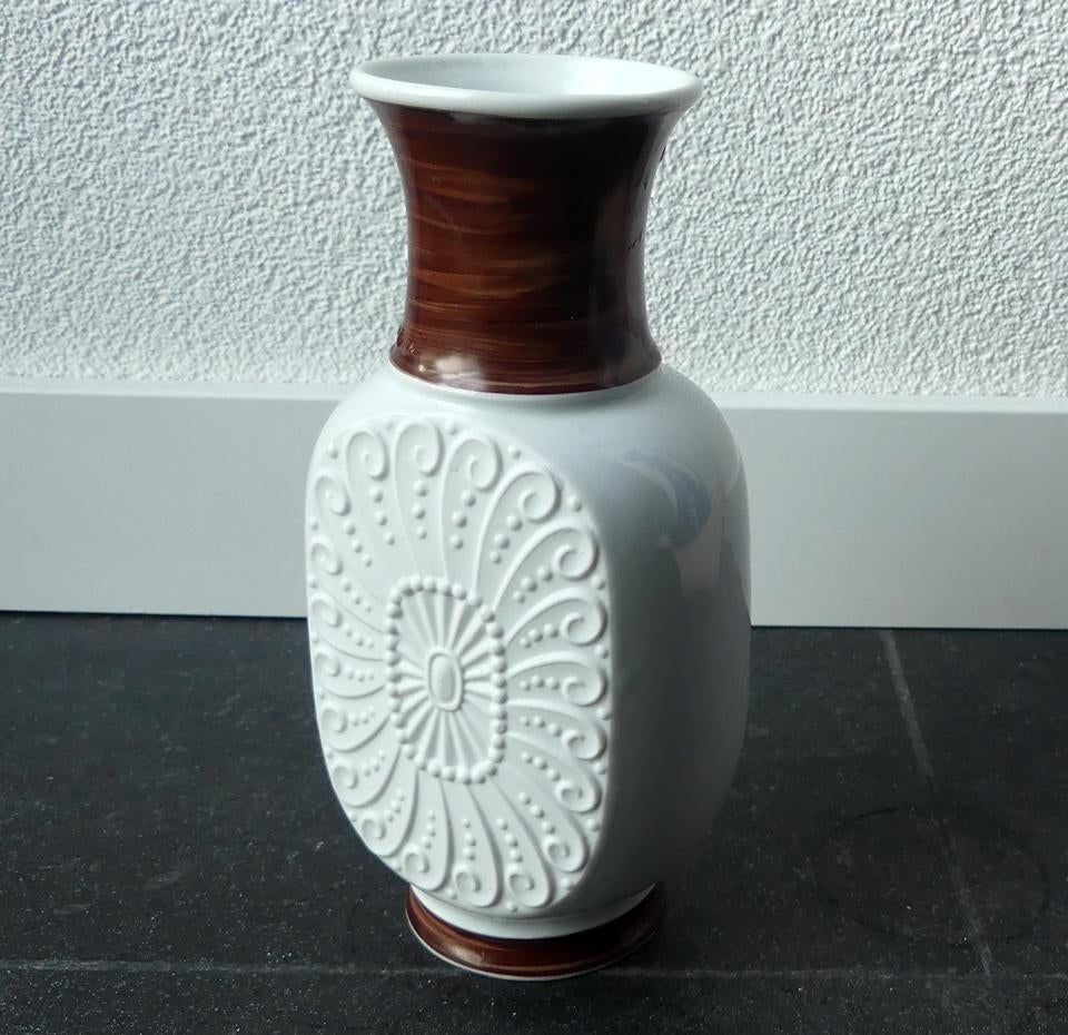 Royal KPM vintage vaasje porselein wit bruin reliëfdecor, Ophalen of Verzenden, Zo goed als nieuw, Wit