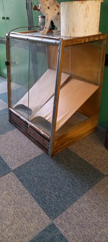 Antiek pinda vitrine kastje voor balie, Ophalen, Gebruikt