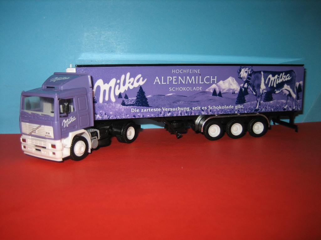 Milka-Alpenmilch  VOLVO F12 met oplegger Herpa/Albedo, Hobby en Vrije tijd, Modelauto's | 1:87, Ophalen of Verzenden, Zo goed als nieuw