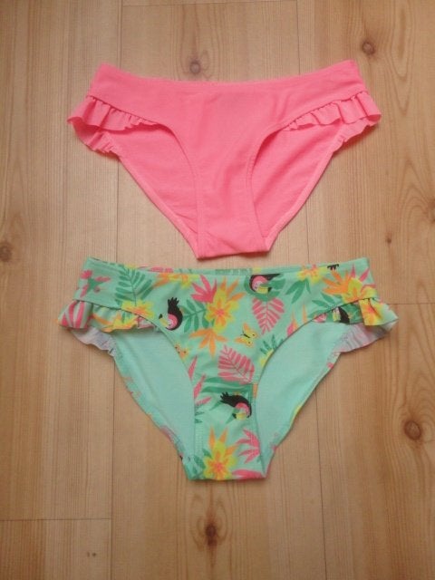 Te koop: 2 UV-zwembroekjes van H&M maat 134/140, Kinderen en Baby's, Meisje, H&M, Sport- of Zwemkleding, Ophalen of Verzenden