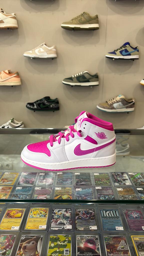 Jordan 1 Mid Flamingo Roze - Maat 38 - Nieuw, D, Nieuw, Ophalen of Verzenden, Sneakers of Gympen