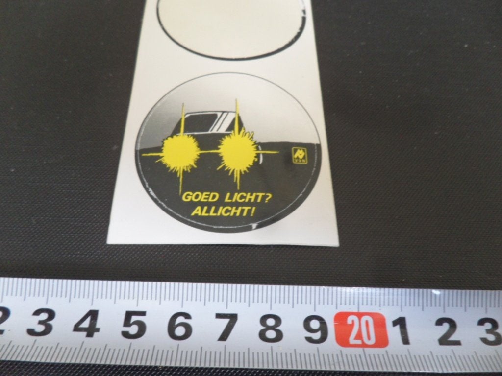 sticker VVN veilig verkeer auto goed licht? allicht!, Ophalen of Verzenden, Zo goed als nieuw
