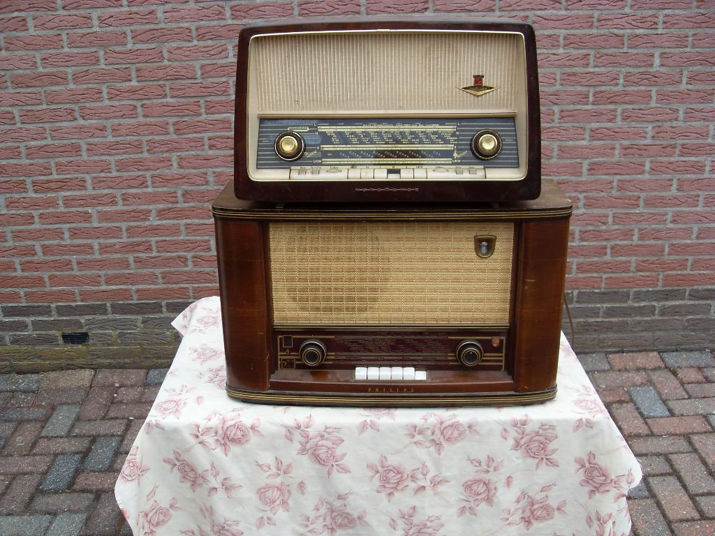 2  oude radio s  en 1 gratis, Ophalen, Gebruikt, Radio