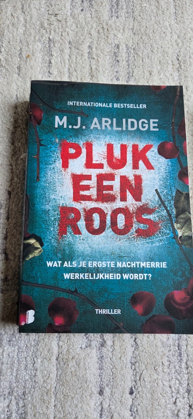 M.J. Arlidge - Pluk een Roos (Thriller), Boeken, Thrillers, Ophalen of Verzenden, Zo goed als nieuw, M.J. Arlidge
