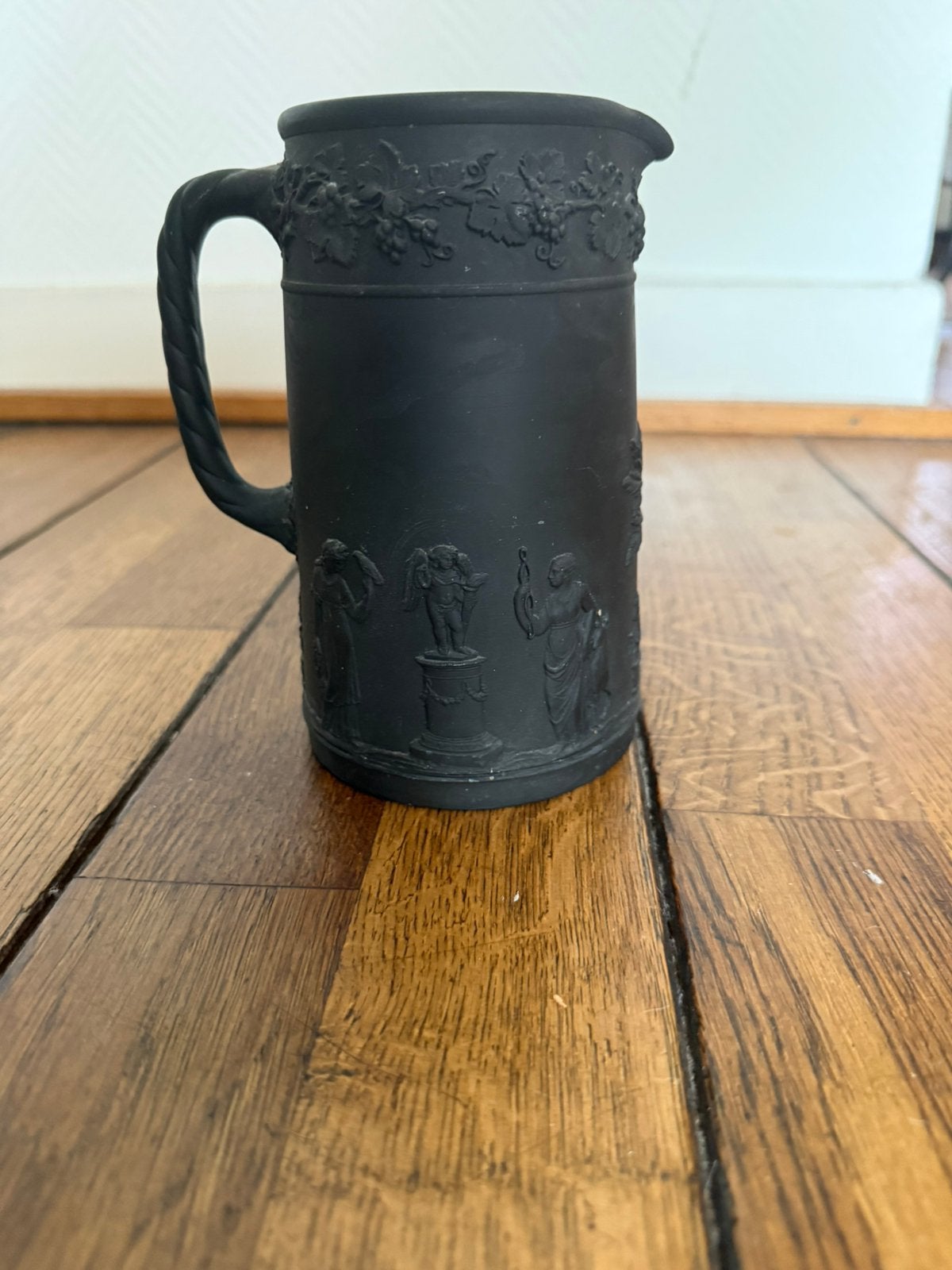 Zwart wedgwood kannetje, Ophalen