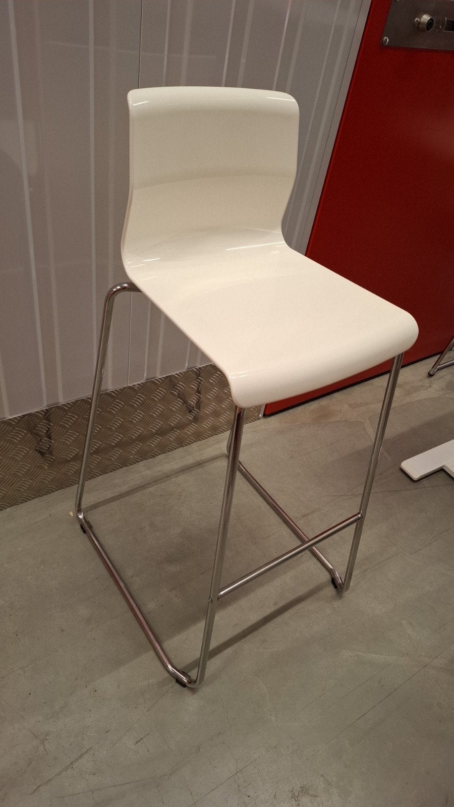 IKEA bar krukken wit, Huis en Inrichting, Barkrukken, Zo goed als nieuw, 90 cm of meer, Kunststof, Metaal, 2 krukken, Met voetsteun