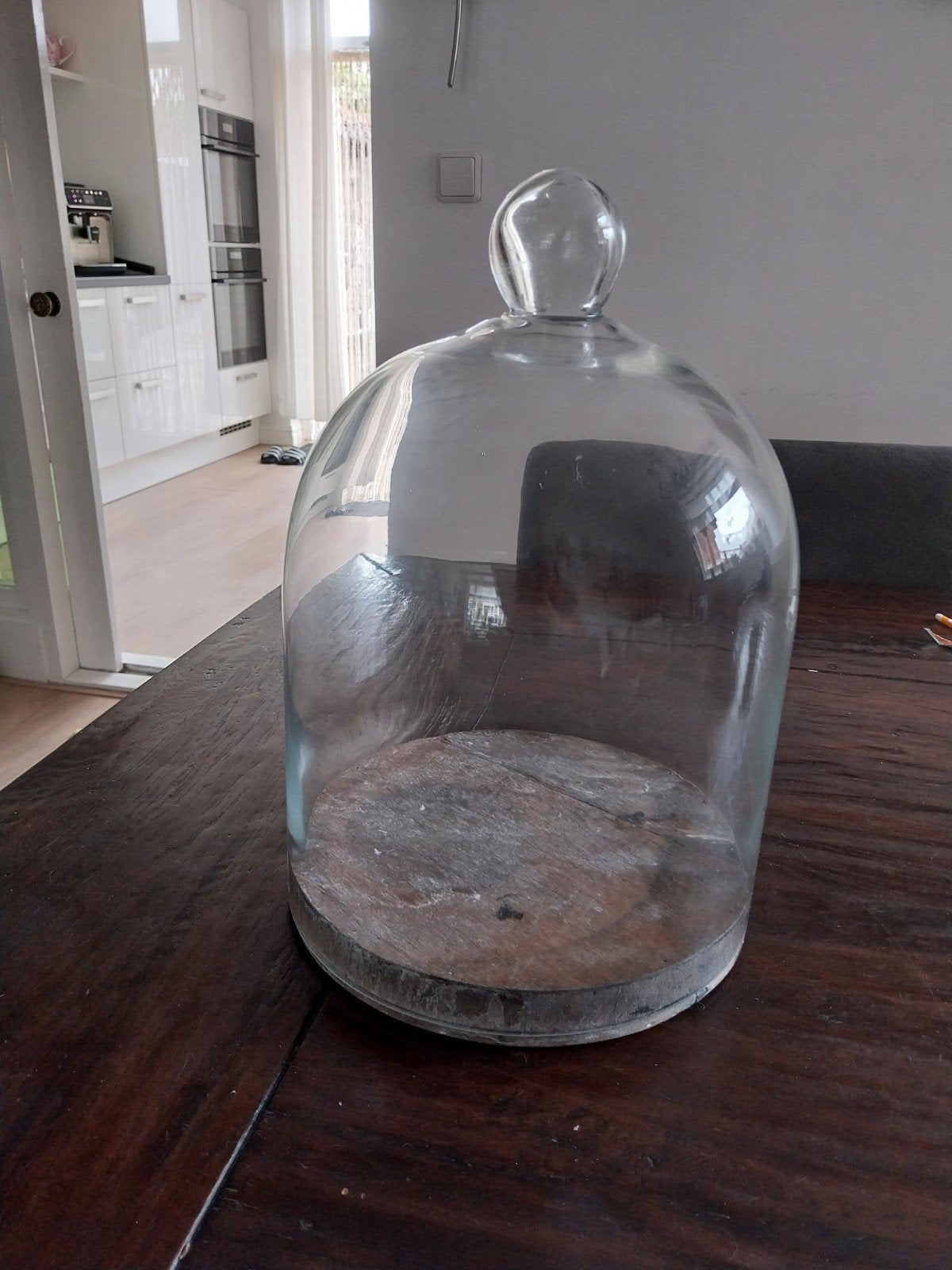 Glazen stolp met houten voet - 23 cm doorsnede, 34 cm hoog, Ophalen of Verzenden, Gebruikt, Glas