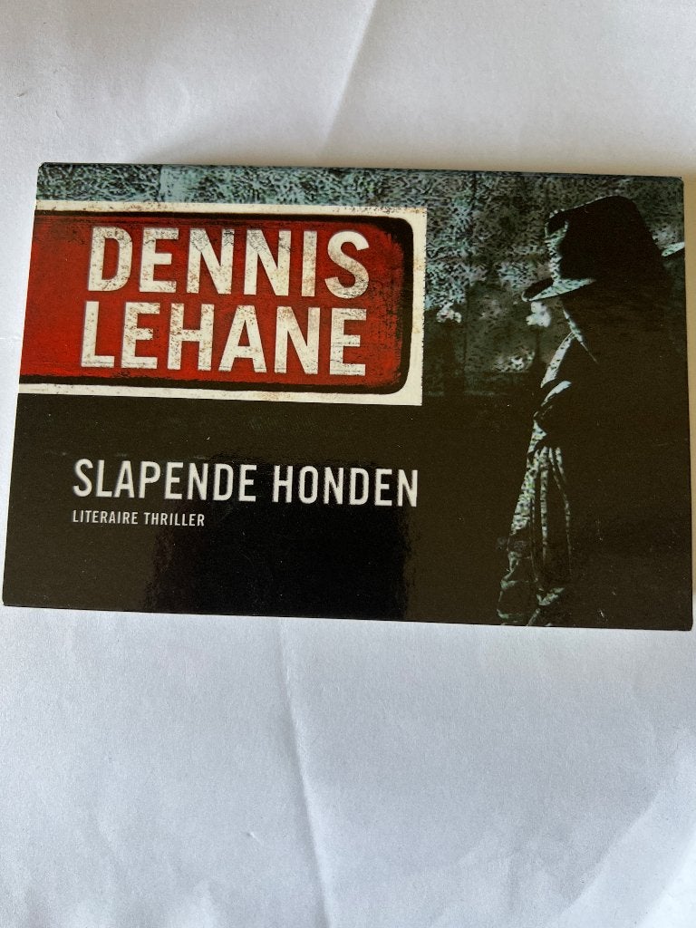 Dennis Lehabe /Slapende Honden Dwarsligger 90, Ophalen of Verzenden, Zo goed als nieuw, Dennis Lehane