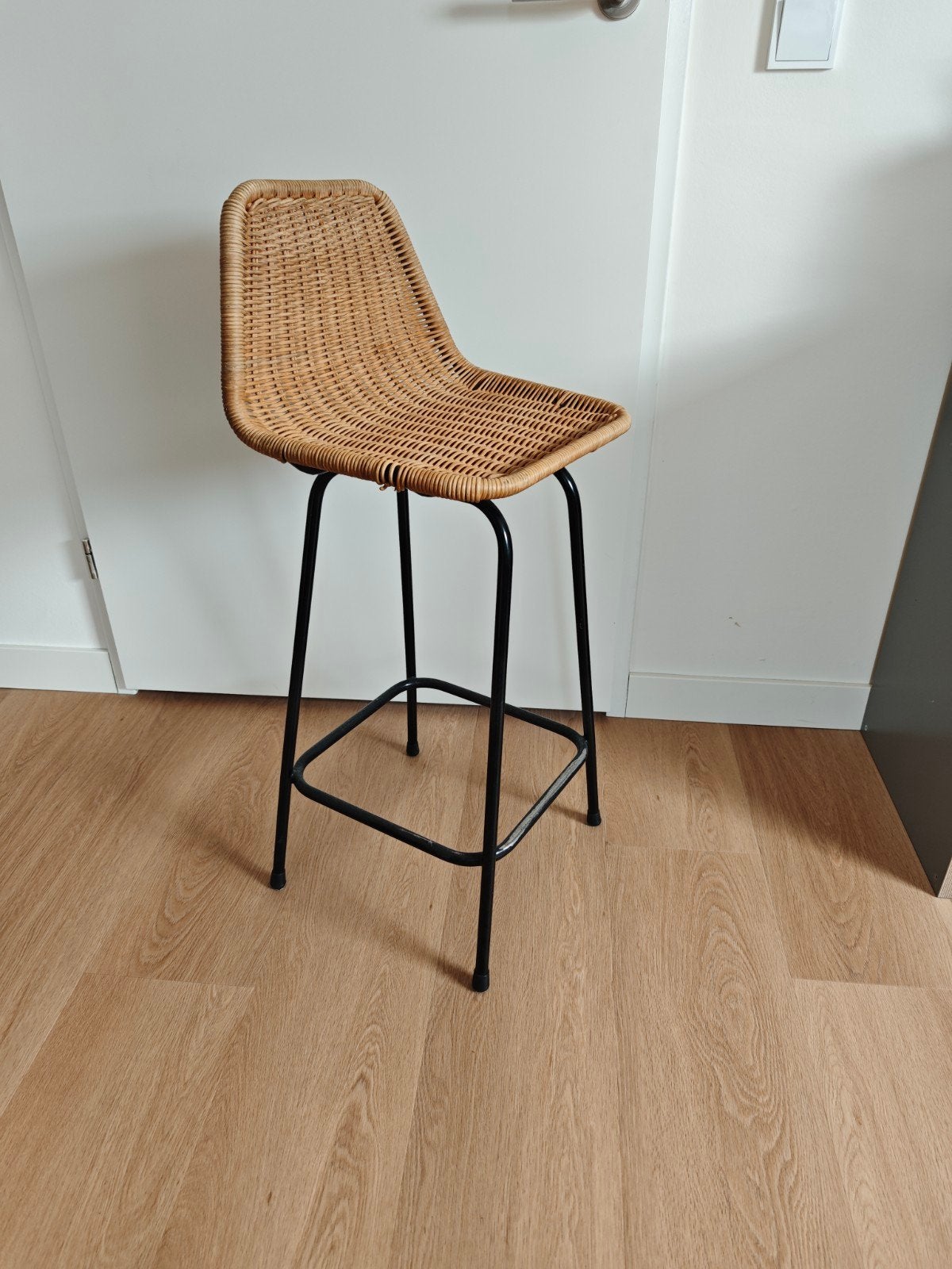 Rotan barkruk met metalen onderstel, Huis en Inrichting, Ophalen, Metaal, Gebruikt, Met voetsteun