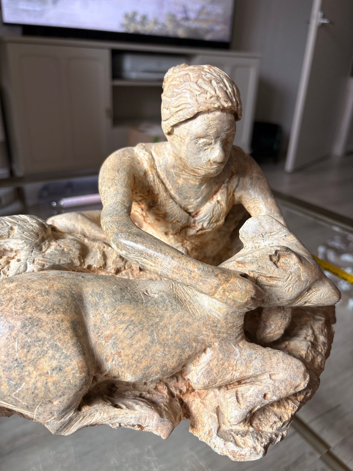 Uniek handgemaakt beeld: Vrouw met hert, Ophalen, Handgemaakt, 20 - 50 cm, Steen of Keramiek