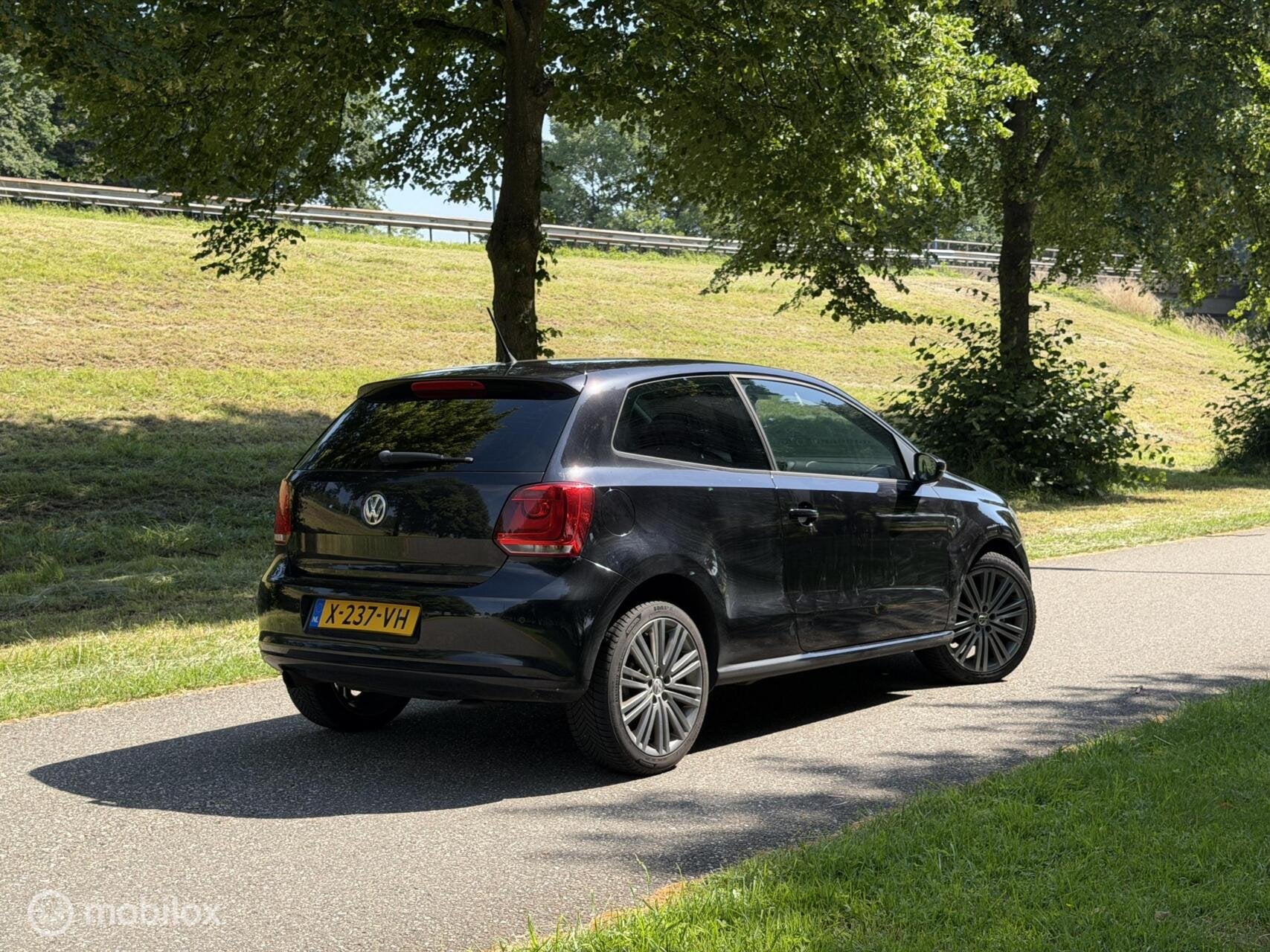 Volkswagen Polo 1.2 TSI*STOELVERWARMING*APK 2/27*PARKEERSENS, Auto's, Volkswagen, Voorwielaandrijving, Euro 5, Stof, Zwart