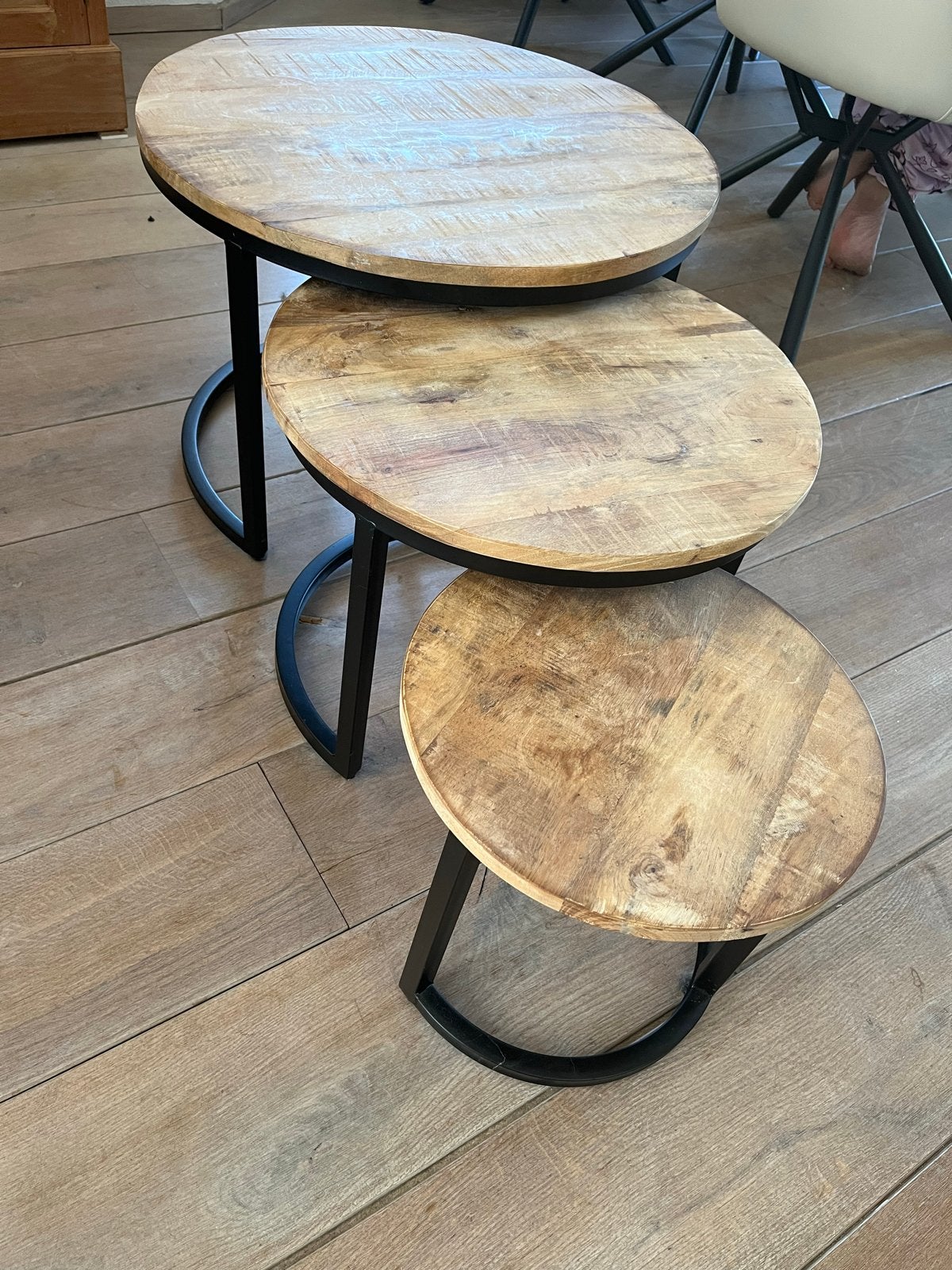 Set van 3 ronde bijzettafels van mangohout en metaal, Gebruikt, Rond, 55 tot 75 cm, Hout
