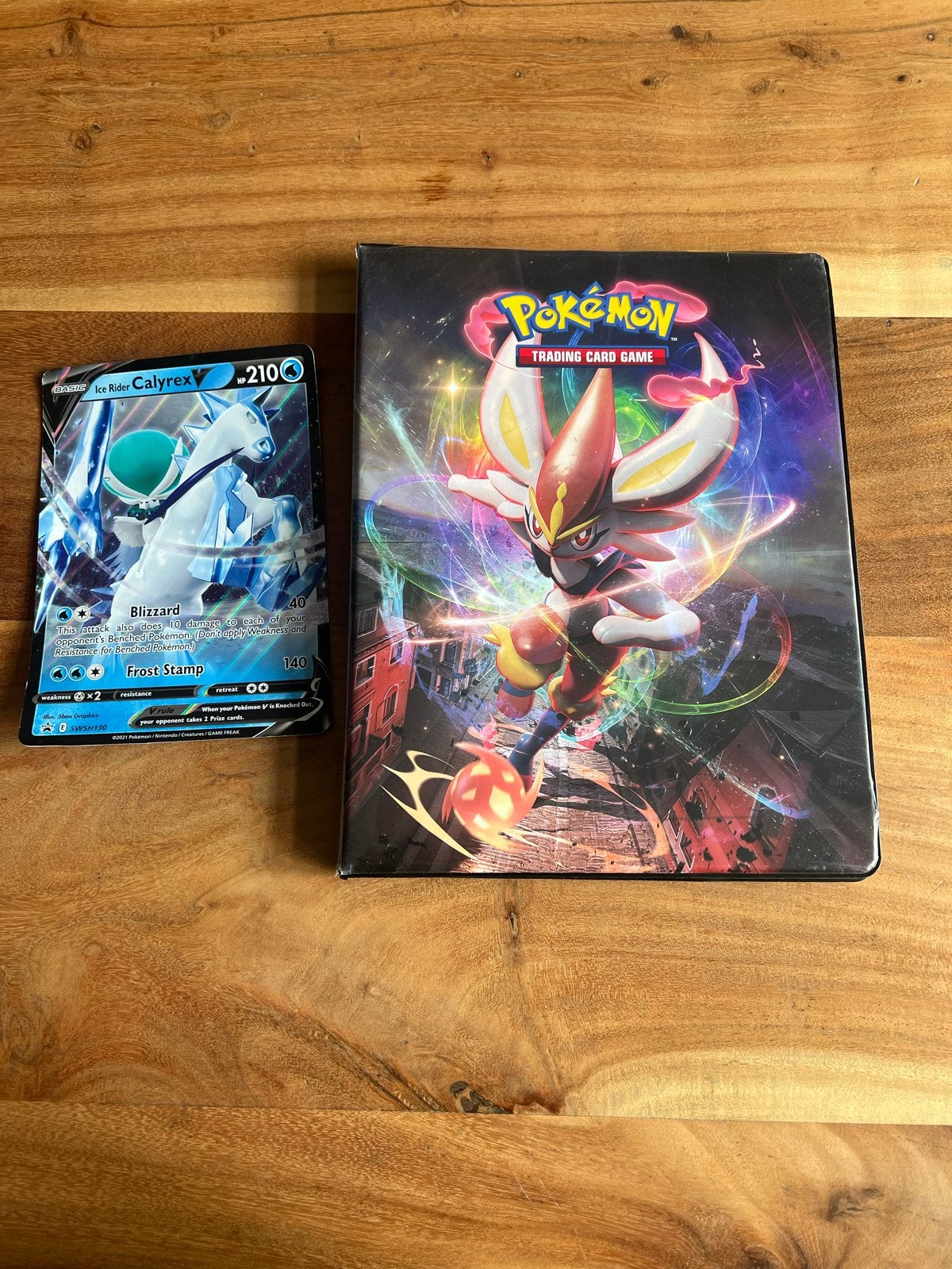Pokémon verzameling met grote kaart en map plus munt, Ophalen, Gebruikt, Meerdere kaarten