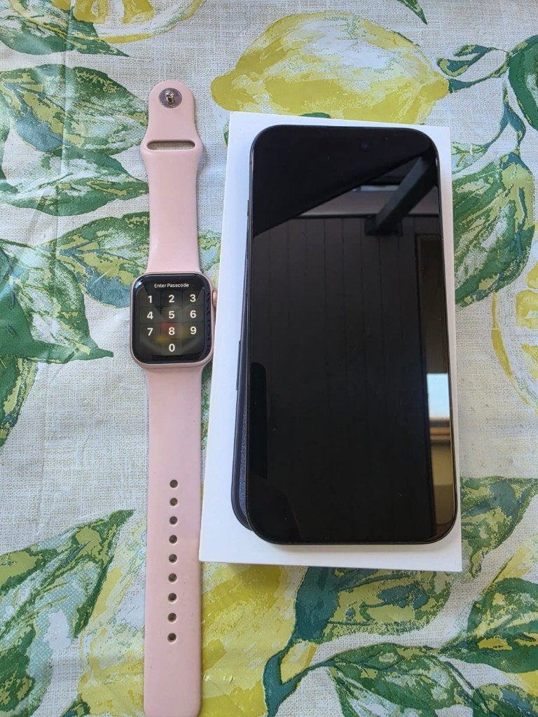 iPhone 15 Pro zwart 128GB met Apple Watch, Telecommunicatie, Mobiele telefoons | Apple iPhone, Ophalen, 128 GB, Zwart, Zo goed als nieuw