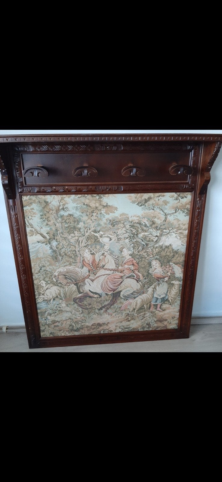 Antiek wandtapijt met houten lijst en kapstok., Ophalen