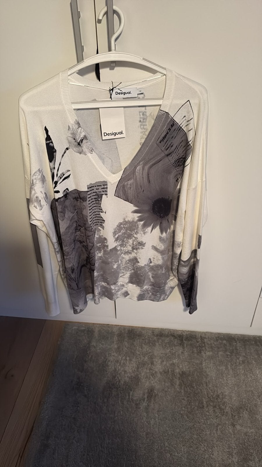 Desigual trui met V-hals en bloemenprint - Maat M, Kleding | Dames, Ophalen of Verzenden, Nieuw, Maat 38/40 (M), Wit