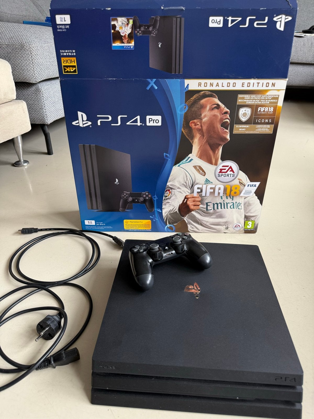 PS4 Pro 1 TB Ronaldo Edition met FIFA 18 en 6 extra games, Ophalen, Met games, Zo goed als nieuw, 1 TB